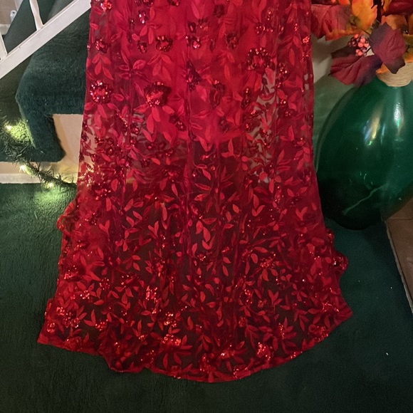 Blondie Nites - Red Gown - Picture 5 of 10